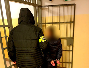 Policjant z zatrzymaną kobietą.