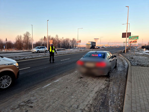 Policjanci podczas kontroli na drodze.
