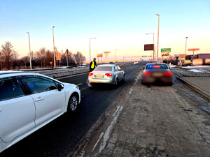 Policjanci podczas kontroli na drodze.