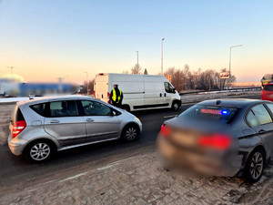 Policjanci podczas kontroli na drodze.
