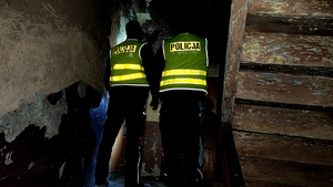 Policjanci podczas kontroli pustostanów.