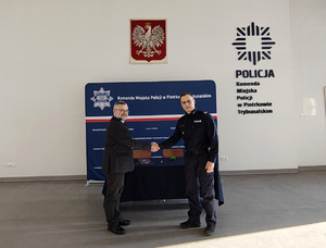 Komendant oraz Rektor podczas podpisania porozumienia.