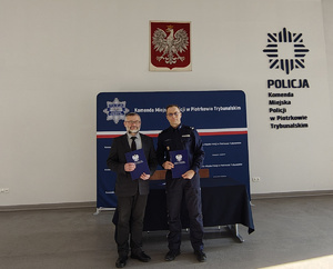 Komendant oraz Rektor podczas podpisania porozumienia.