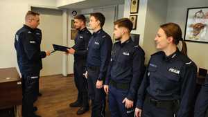 Policjanci podczas mianowania na pierwszy stopień podoficerski.