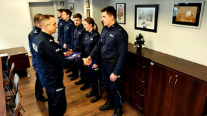 Policjanci podczas mianowania na pierwszy stopień podoficerski.