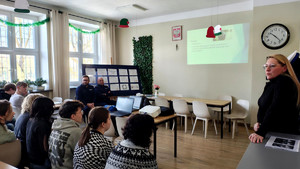 Policjanci i uczniowie podczas prelekcji.