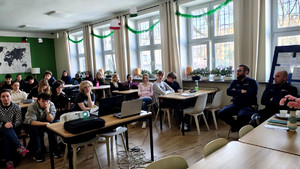 Policjanci i uczniowie podczas prelekcji.