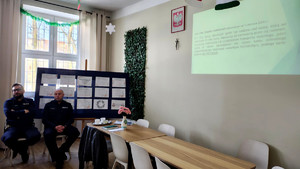 Policjanci i uczniowie podczas prelekcji.