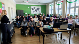 Przedstawicielka WORD podczas prelekcji.