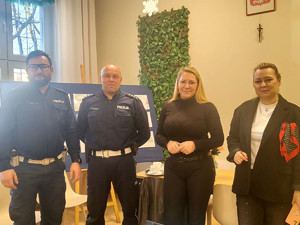 Policjanci, przedstawicielka WORD, dyrekcja podczas prelekcji.