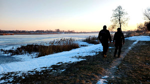 Policjanci podczas kontroli zamarzniętych akwenów.