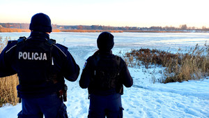 Policjanci podczas kontroli zamarzniętych akwenów.