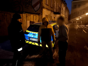 Policjanci i pracownicy Miejskiego Ośrodka Pomocy Rodzinie podczas akcji.