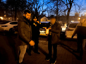 Policjanci i pracownicy Miejskiego Ośrodka Pomocy Rodzinie podczas akcji.