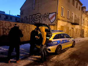 Policjanci i pracownicy Miejskiego Ośrodka Pomocy Rodzinie podczas akcji.