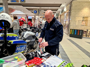 Policjanci podczas finału Wielkiej Orkiestry Świątecznej Pomocy.