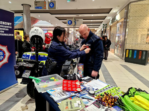 Policjanci podczas finału Wielkiej Orkiestry Świątecznej Pomocy.