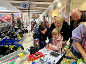 Policjanci podczas finału Wielkiej Orkiestry Świątecznej Pomocy.