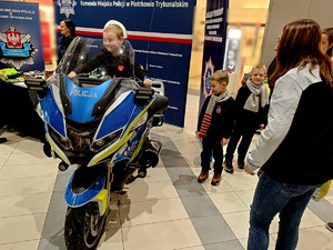 Policjanci podczas finału Wielkiej Orkiestry Świątecznej Pomocy.