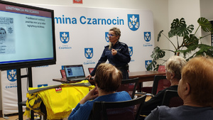Policjantka podczas spotkania z seniorami.