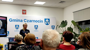 Policjantka podczas spotkania z seniorami.