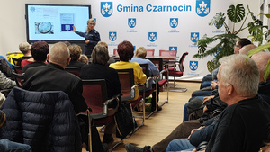 Policjantka podczas spotkania z seniorami.