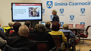 Policjantka podczas spotkania z seniorami.