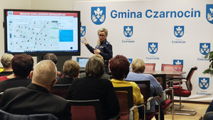 Policjantka podczas spotkania z seniorami.