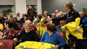 Policjantka podczas spotkania z seniorami.