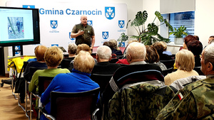 Strażnik leśny podczas spotkania z seniorami.