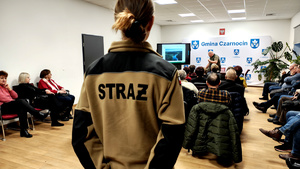 Strażnik leśny podczas spotkania z seniorami.