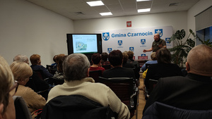 Strażnik leśny podczas spotkania z seniorami.