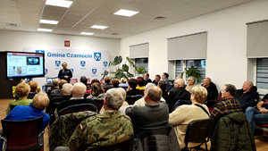 Strażnik leśny podczas spotkania z seniorami.