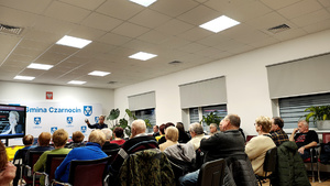 Strażnik leśny podczas spotkania z seniorami.