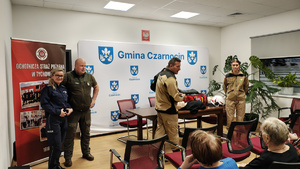 Strażacy podczas spotkania z seniorami.