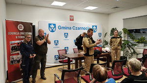 Strażacy podczas spotkania z seniorami.