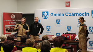 Strażacy podczas spotkania z seniorami.