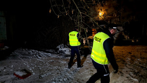 Policjanci podczas kontroli pustostanów.