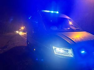 Radiowóz z włączonymi sygnałami dźwiękowo- świetlnymi.