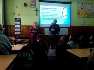 Policjant wraz z kobietą podczas spotkania z uczniami.