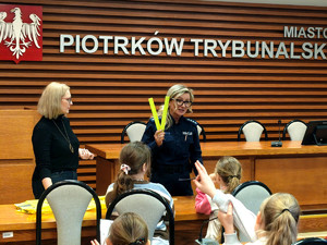 Policjantka podczas spotkania profilaktycznego.