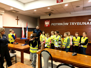 Policjantka i policjant wraz z dziećmi podczas spotkania profilaktycznego.