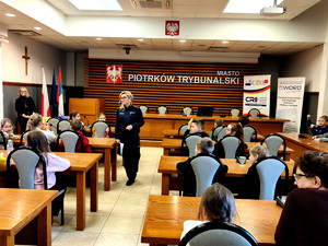 Policjantka wraz z dziećmi podczas spotkania profilaktycznego.