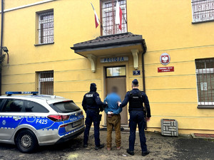 Policjanci z zatrzymanym.