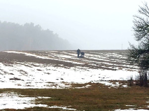 Policjanci z zatrzymanym.