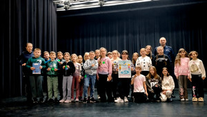 Policjanci z dziećmi podczas spotkania.