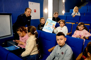 Policjantka z dziećmi podczas spotkania.