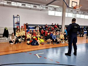 Policjant podczas spotkania z dziećmi.