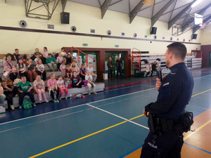 Policjant podczas spotkania z dziećmi.