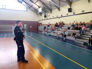 Policjant podczas spotkania z dziećmi.